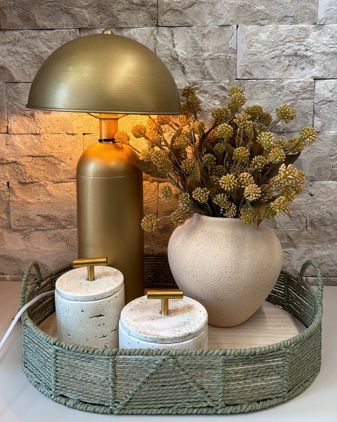 Composição decorativa com luminária, bandeja e vasos